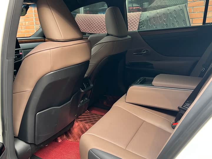 Фото 8 - Lexus ES