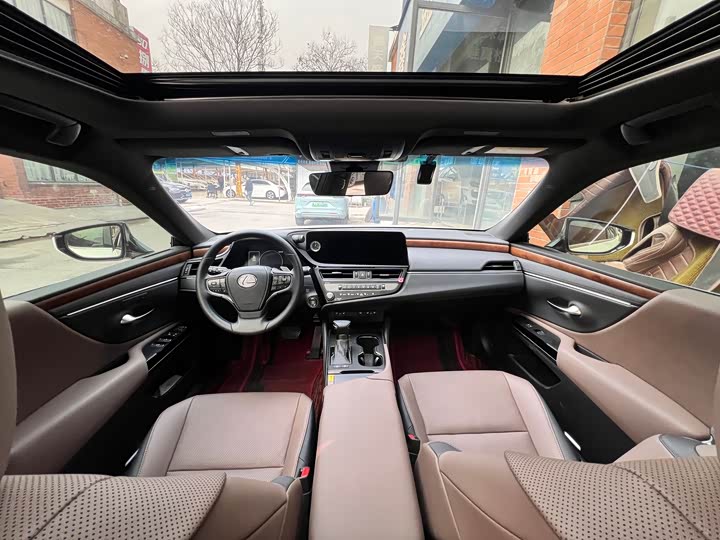 Фото 9 - Lexus ES