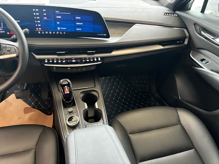 Фото 9 - Cadillac XT4