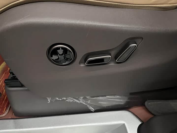 Фото 9 - Denza D9