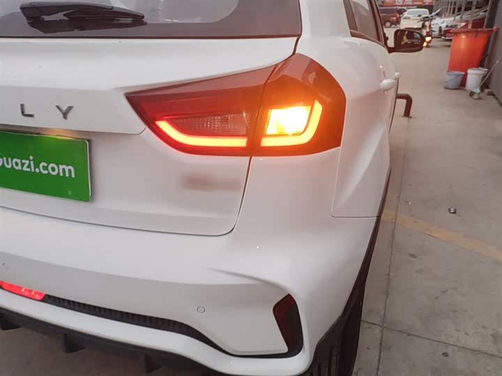 Фото 8 - Geely Vision X3