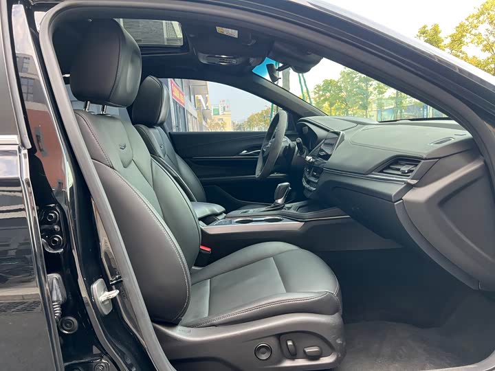 Фото 9 - Cadillac CT4