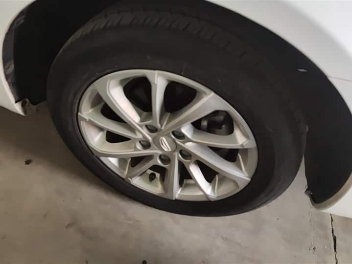 Фото 6 - Geely Emgrand