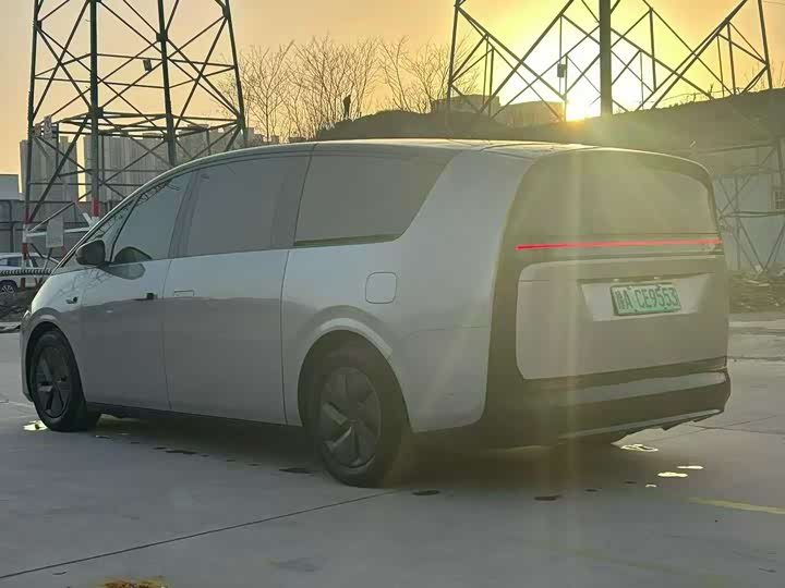 Фото 7 - LiXiang Mega