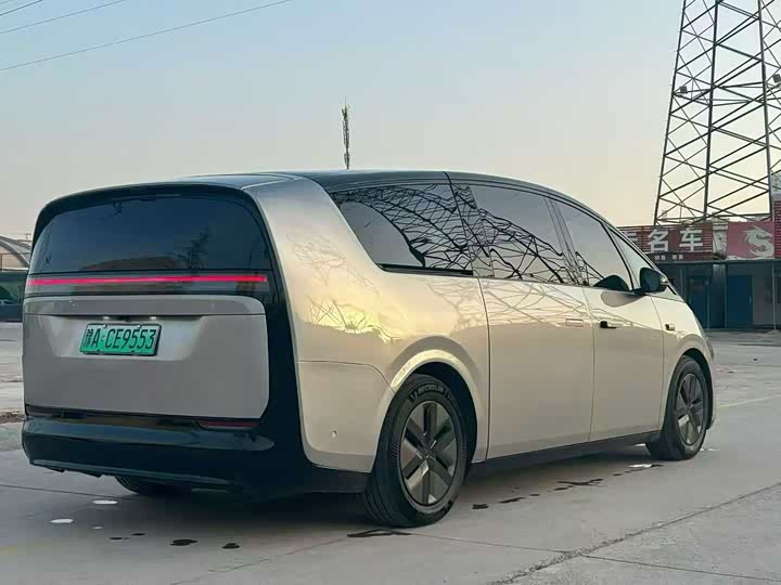 Фото 9 - LiXiang Mega