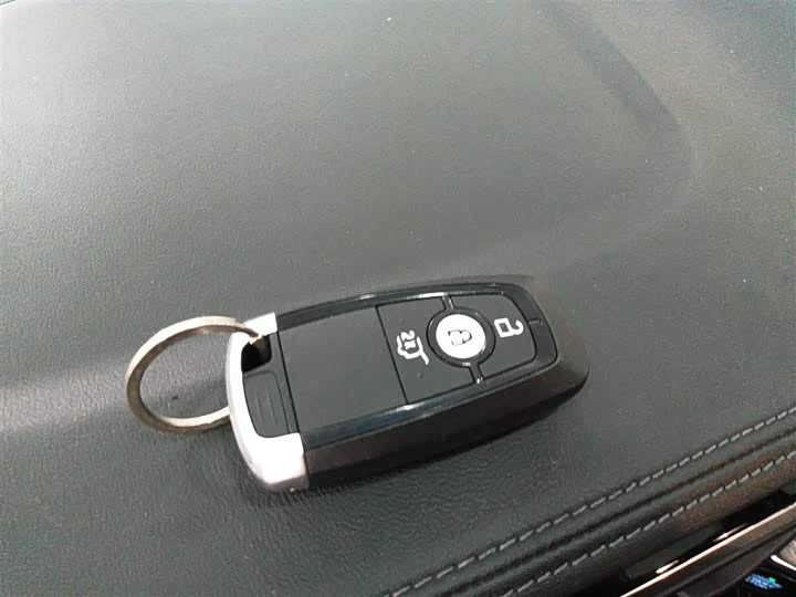 Фото 9 - Ford Escape