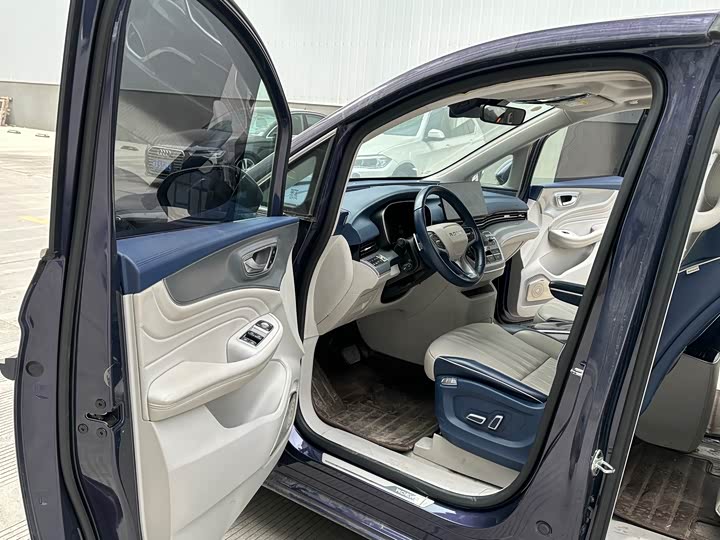 Фото 9 - Roewe iMax 8