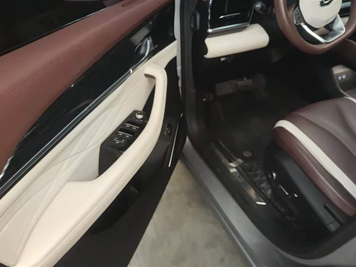 Фото 7 - Geely Monjaro