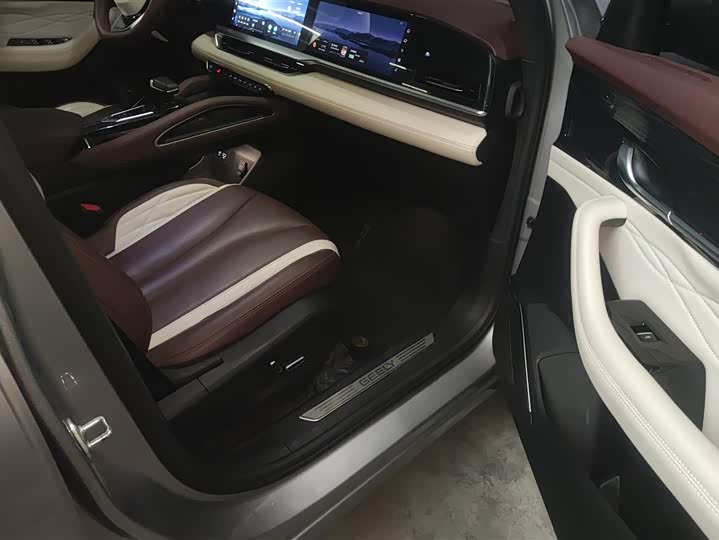 Фото 8 - Geely Monjaro