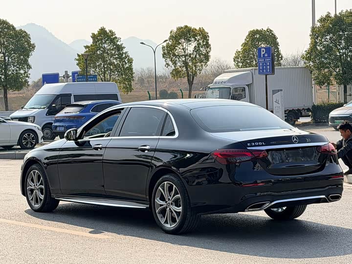 Фото 4 - Mercedes-Benz E-Class