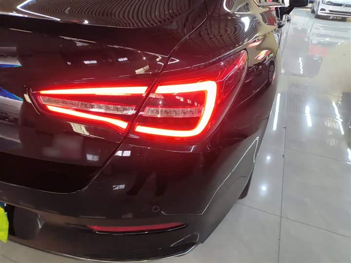 Фото 8 - Hongqi H5