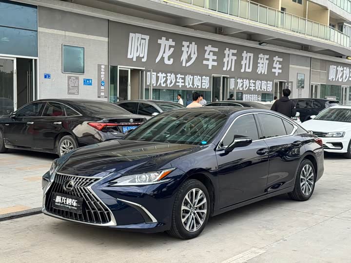 Фото 1 - Lexus ES