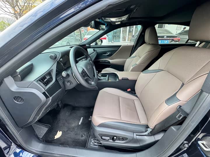 Фото 4 - Lexus ES