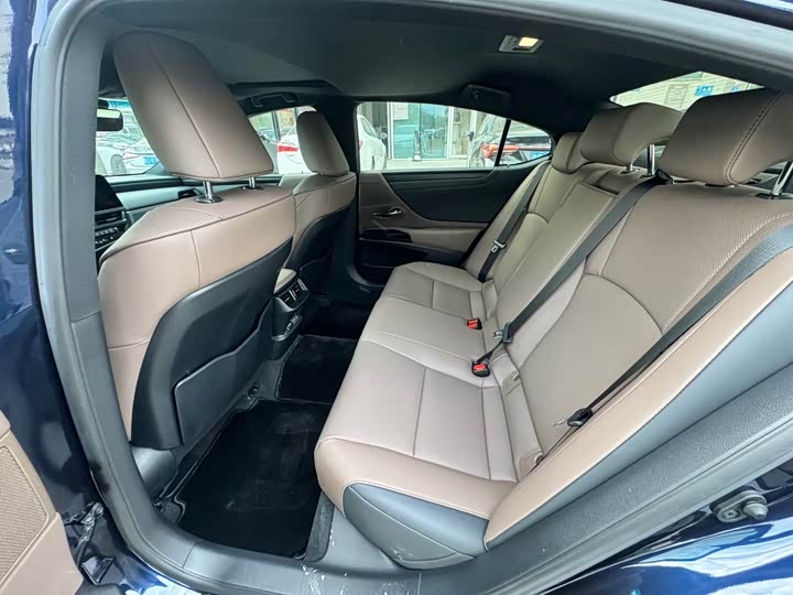 Фото 5 - Lexus ES