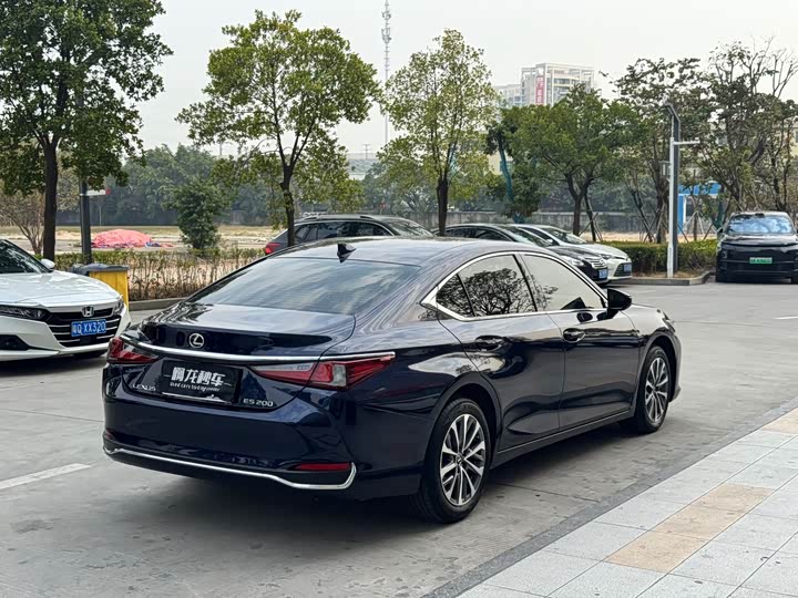 Фото 9 - Lexus ES