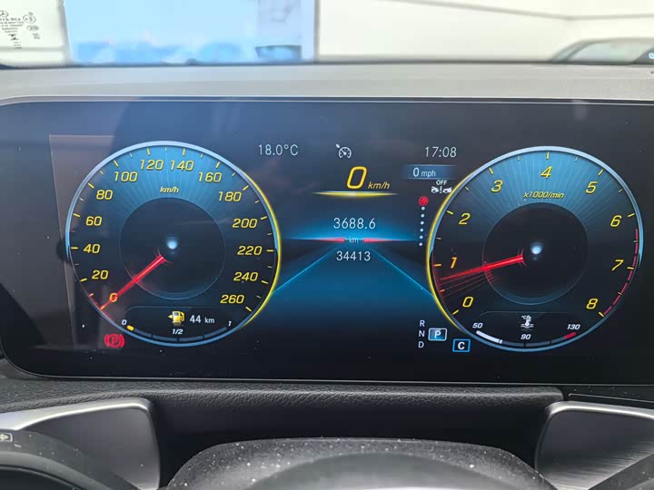 Фото 8 - Mercedes-Benz GLB-Class