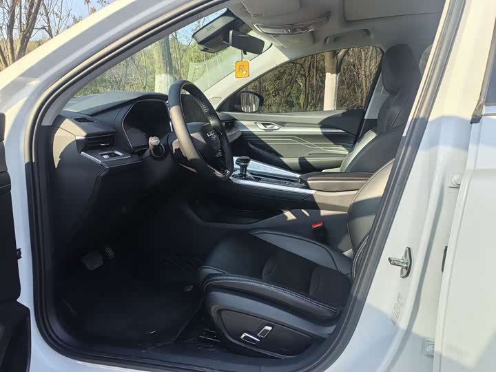 Фото 4 - Geely Preface