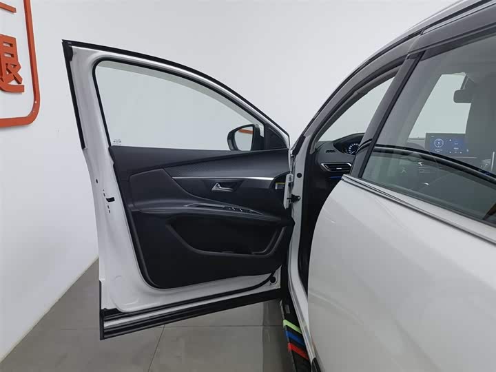 Фото 8 - Peugeot 5008