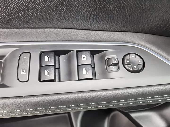 Фото 9 - Peugeot 5008