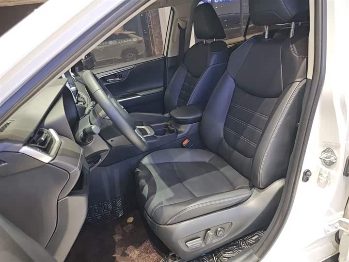 Фото 6 - Toyota RAV4