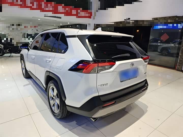 Фото 8 - Toyota RAV4