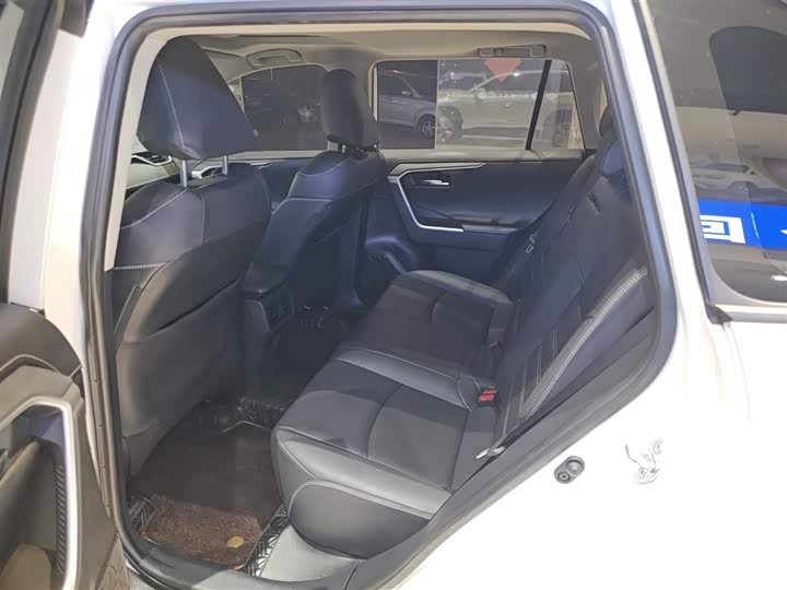 Фото 9 - Toyota RAV4