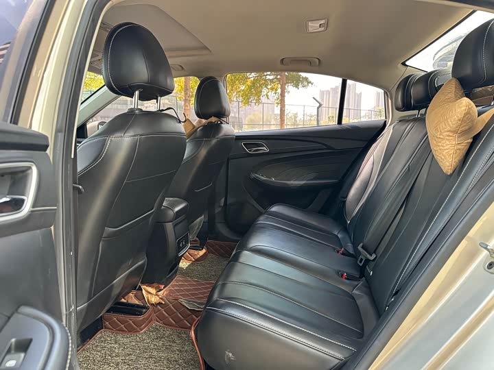 Фото 8 - Roewe i5