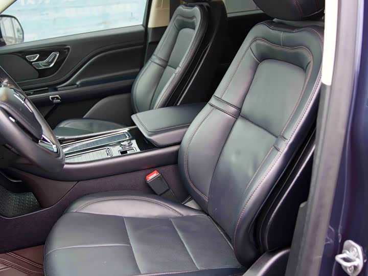 Фото 9 - Lincoln Aviator