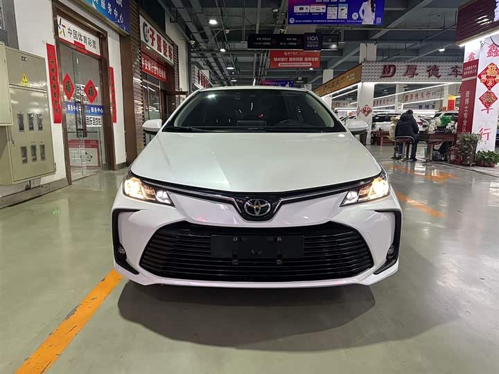 Фото 2 - Toyota Corolla