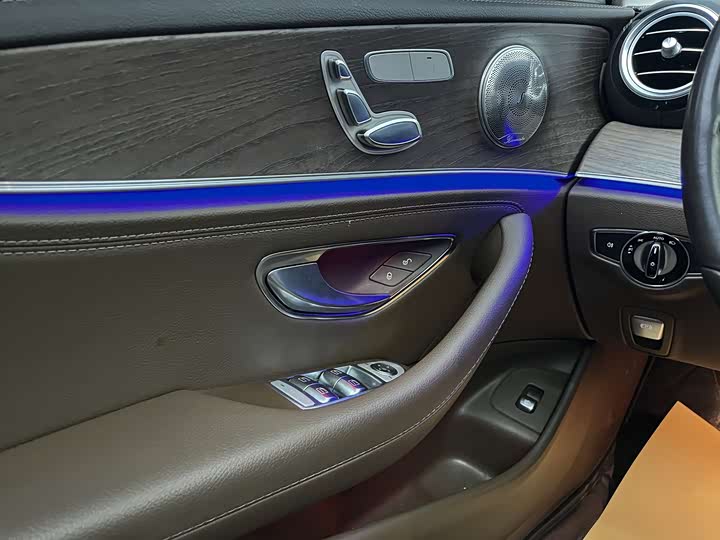 Фото 8 - Mercedes-Benz E-Class