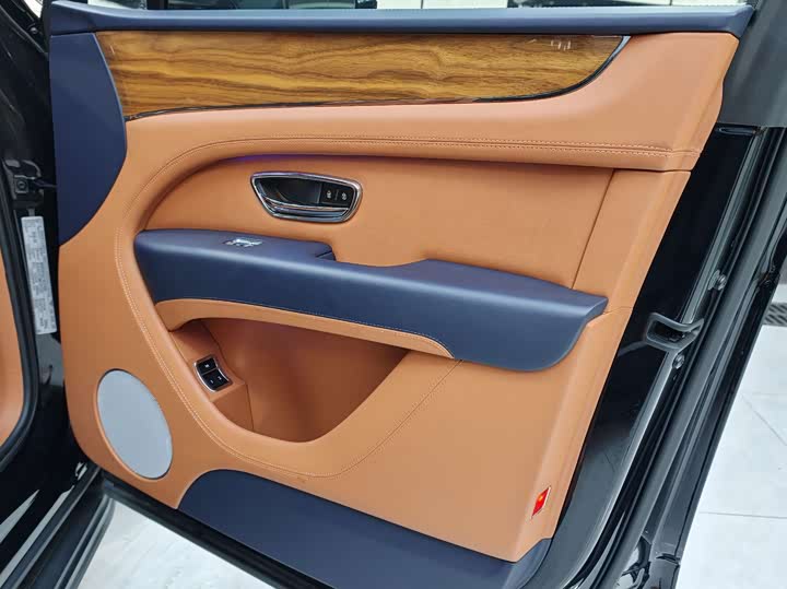 Фото 9 - Bentley Bentayga