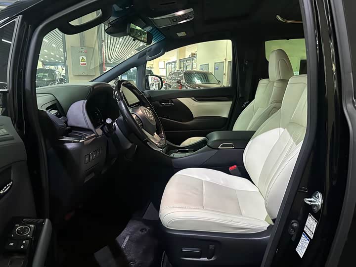 Фото 4 - Lexus LM