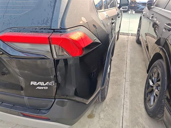 Фото 8 - Toyota RAV4
