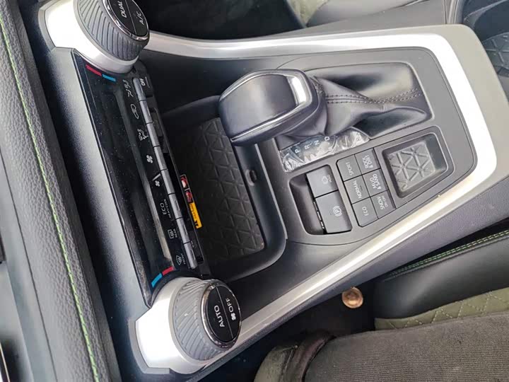 Фото 9 - Toyota RAV4