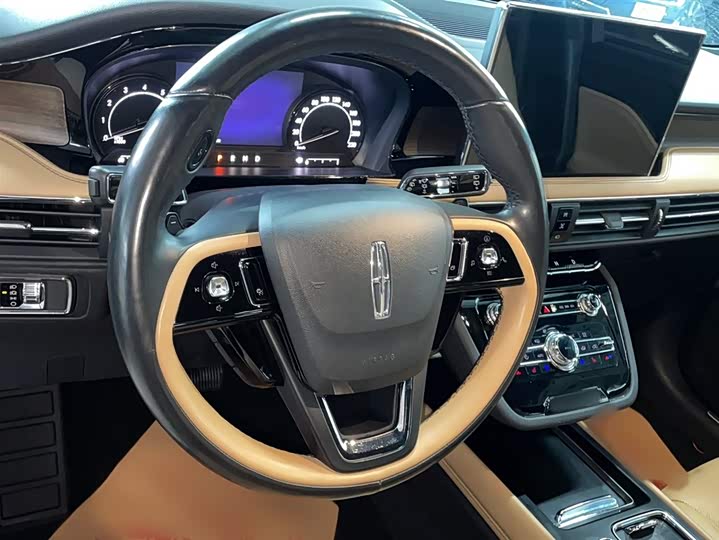 Фото 3 - Lincoln Corsair