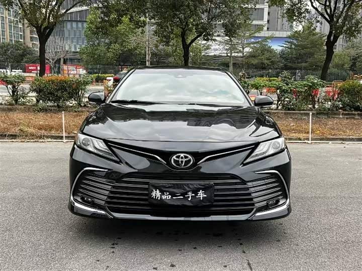 Фото 2 - Toyota Camry