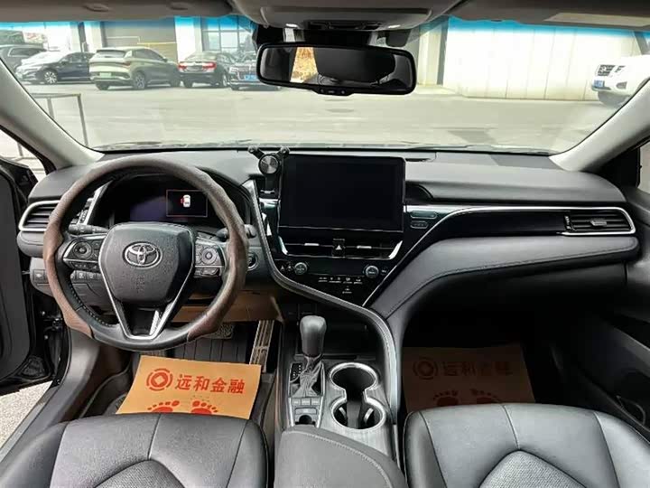 Фото 4 - Toyota Camry