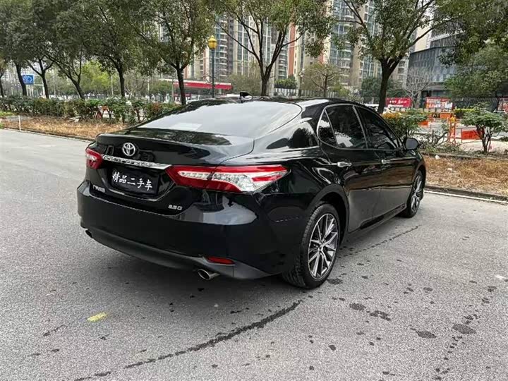 Фото 9 - Toyota Camry