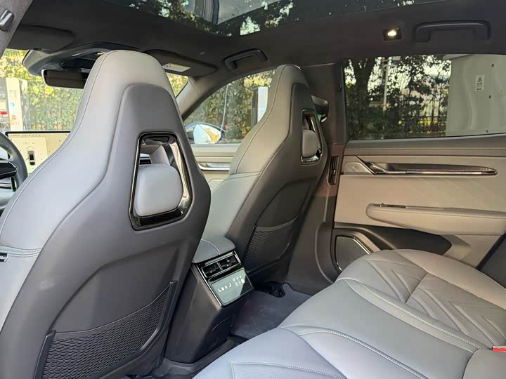 Фото 6 - Zeekr 001