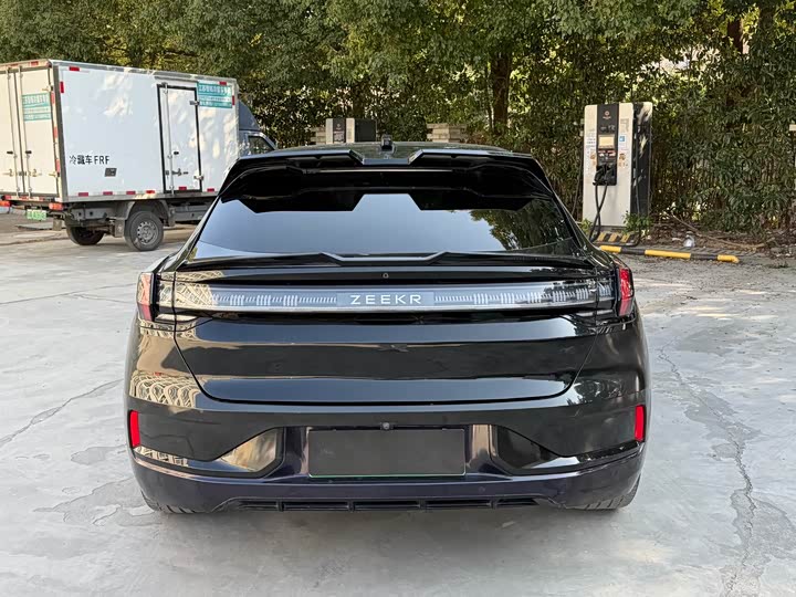 Фото 9 - Zeekr 001