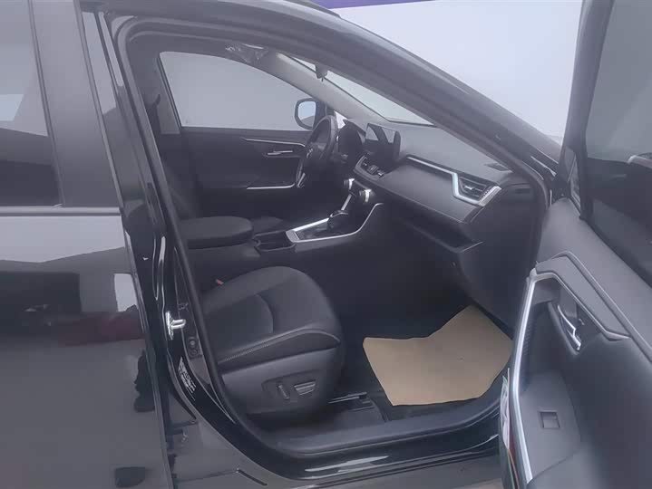 Фото 8 - Toyota RAV4