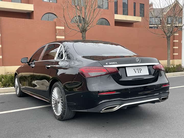 Фото 4 - Mercedes-Benz E-Class