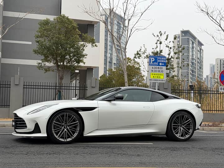 Фото 2 - Aston Martin DB12