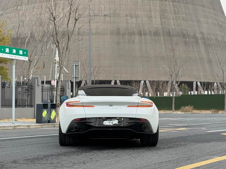 Фото 4 - Aston Martin DB12