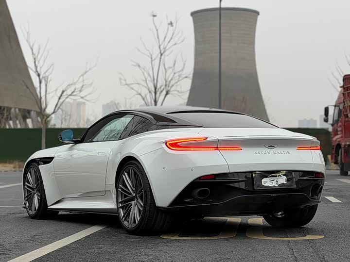 Фото 5 - Aston Martin DB12