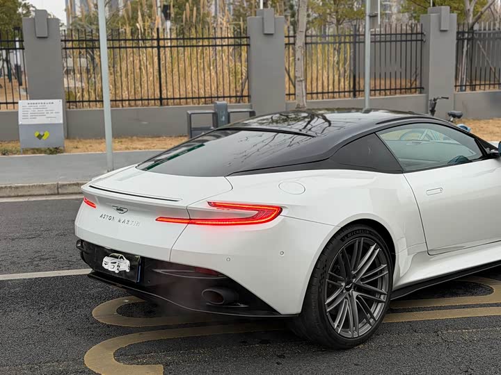 Фото 7 - Aston Martin DB12