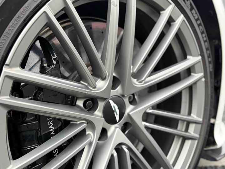 Фото 8 - Aston Martin DB12