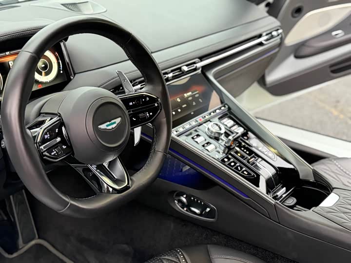 Фото 9 - Aston Martin DB12