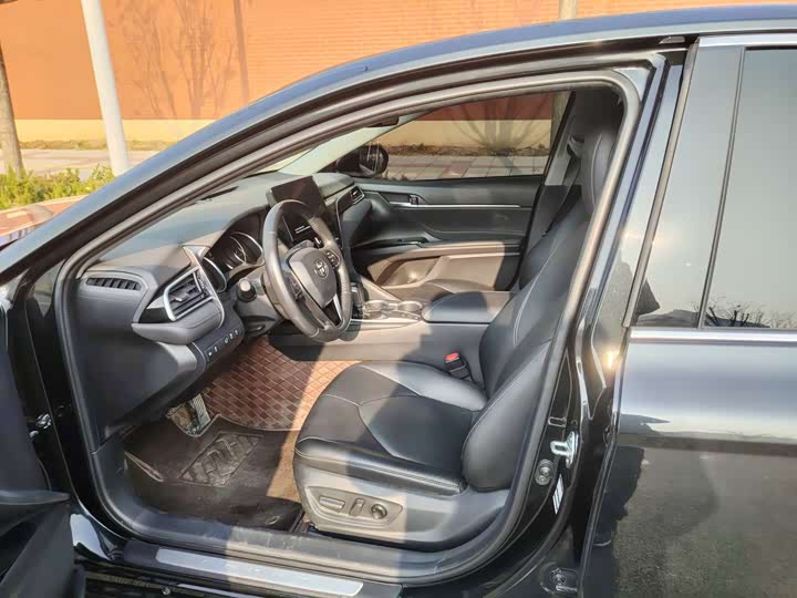 Фото 8 - Toyota Camry