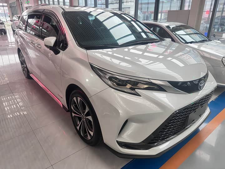 Фото 3 - Toyota Granvia